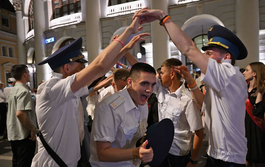 Выпускники кадетских и суворовских училищ на Красной площади после празднования в Кремле