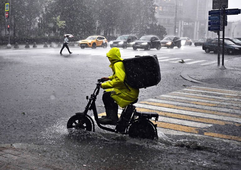 Москва. Затопленные улицы во время урагана 20 июня