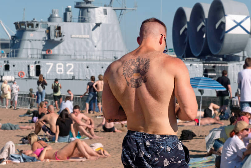 Санкт-Петербург. Загорающие на пляже парка 300-летия Санкт-Петербурга на фоне десантного корабля на воздушной подушке «Мордовия»