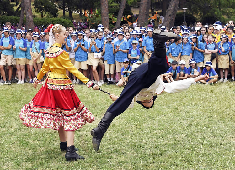 Ялта, Крым. Воспитанники детского лагеря «Артек» во время танцевального выступления