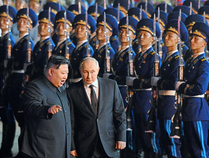Пхеньян, КНДР. Владимир Путин (справа) и председатель Госсовета КНДР Ким Чен Ын в аэропорту во время завершения государственного визита президента РФ в Северную Корею