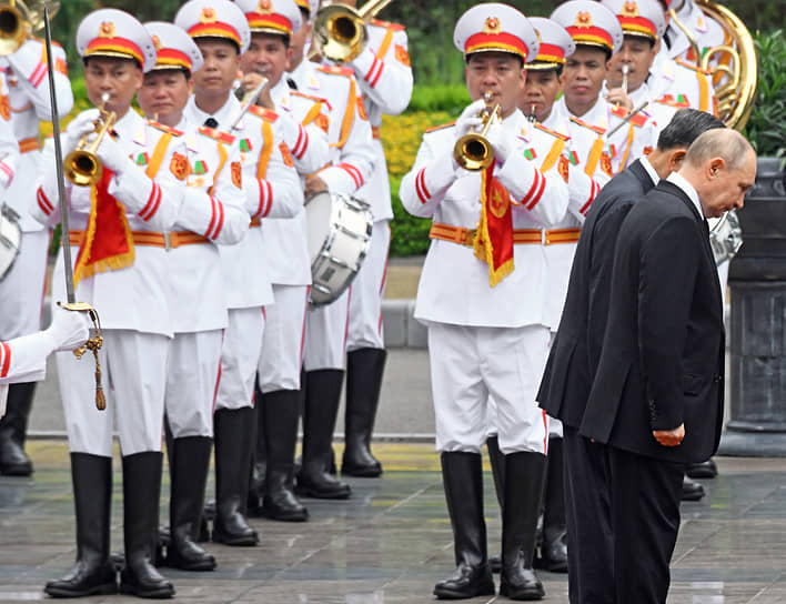 Ханой, Вьетнам. Президент России Владимир Путин (справа) и президент Вьетнама То Лам во время официальной встречи на площади перед главным входом президентского дворца