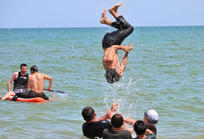 Махачкала. Молодые люди купаются в море через два дня после терактов Дагестане
