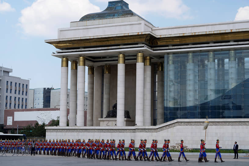 Улан-Батор. Почетный караул на церемонии по случаю первой сессии новоизбранного парламента Монголии
