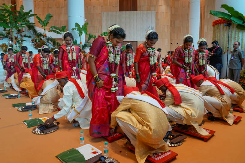 Нави Мумбаи, Индия. Пары на массовой свадьбе 
