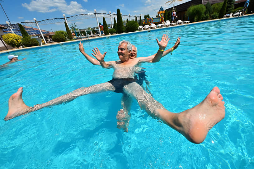 Пик жары придется на вторую половину первой недели июля
&lt;BR>На фото: люди купаются в бассейне термального источника в Республике Адыгея  