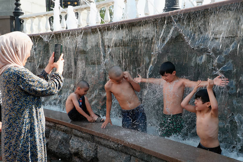 В Москве температура побила 134-летний максимум: +31,9°C
&lt;BR>На фото: дети купаются в фонтане на Манежной площади 