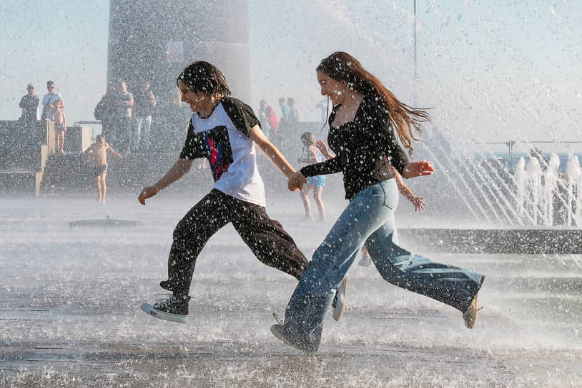 Люди купаются в фонтане в Санкт-Петербурге 