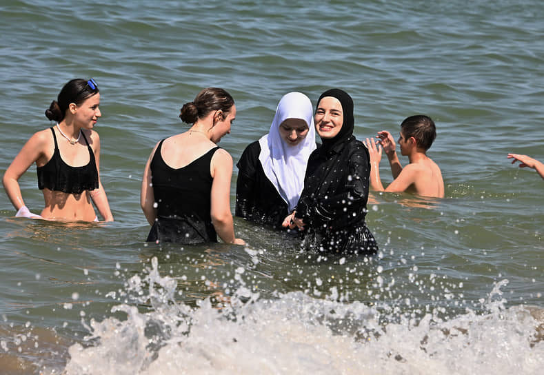 Женщины купаются в море в Махачкале