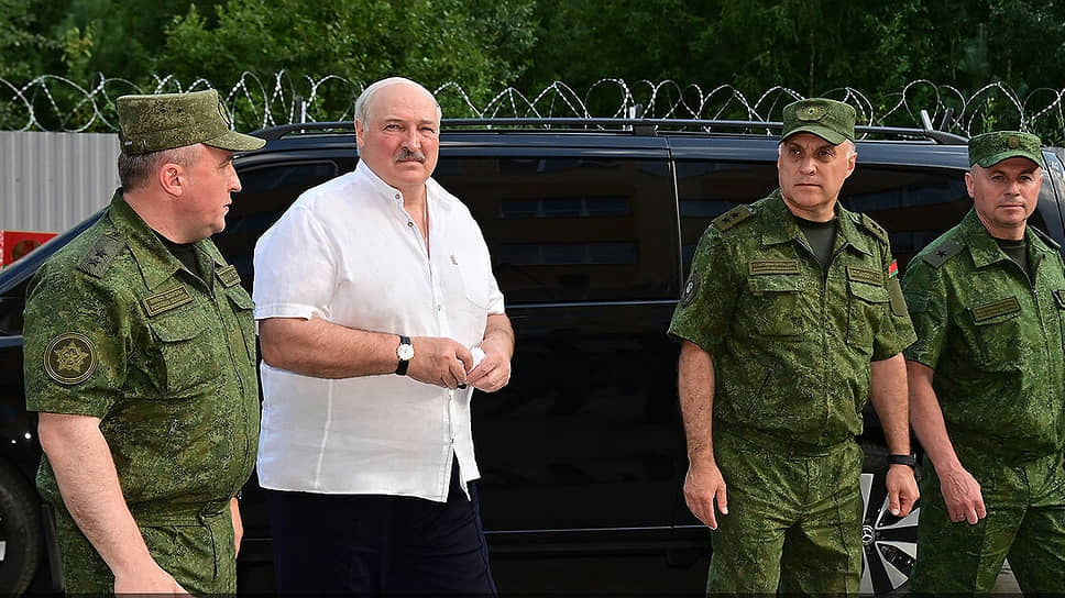 Президент Белоруссии Александр Лукашенко поручил отвести размещенные на границе с Украиной дополнительные войска в места постоянной дислокации. В ходе совещания по обеспечению военной безопасности на южном операционном направлении, состоявшегося 13 июля, он заявил, что напряженность на границе с Украиной была ликвидирована