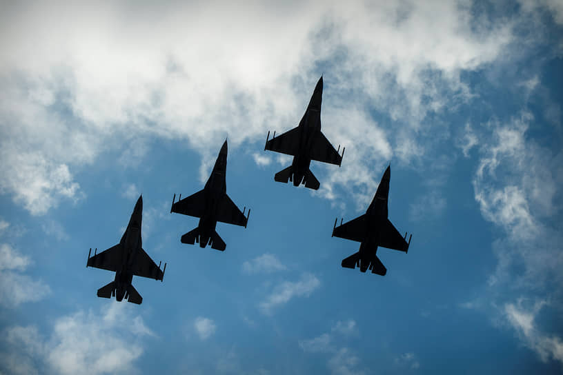 Первые американские истребители F-16 будут переданы Киеву уже в июле текущего года, заявил член комитета Верховной рады по национальной безопасности и обороне Вадим Ивченко 3 июля
