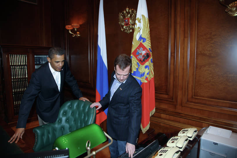 Дмитрий Медведев показывает Бараку Обаме свой рабочий кабинет в загородной резиденции