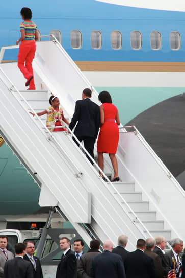 8 июля американский президент улетел в Италию для участия в саммите G8. Туда же отправился и Дмитрий Медведев

