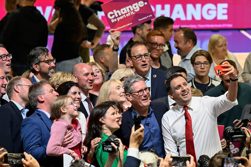 Лидер Лейбористской партии Кир Стармер (в центре) и лидер шотландских лейбористов Анас Сарвар на предвыборном митинге в Ист-Килбрайде (Шотландия) (3 июля 2024 года)