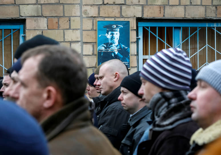 Украинцы с 17 июля обязаны будут брать с собой военный билет при выходе на улицу, — сообщают местные СМИ, в частности издание «Страна»
