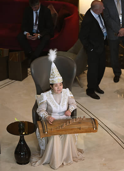 По итогам саммита ШОС председательство в организации перейдет от Казахстана к Китаю &lt;br>На фото: женщина в национальном казахском костюме играет на народном инструменте — жетыгене