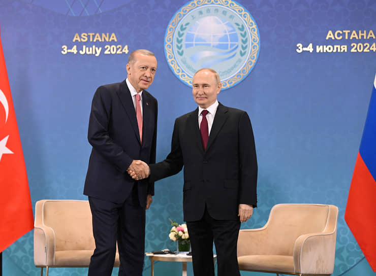 Переговоры президентов России и Турции Владимира Путина и Реджепа Тайипа Эрдогана (слева) продолжались около часа.  В частности, главы государств обсудили экономическое сотрудничество, а также ситуацию на Украине, в Израиле и Сирии