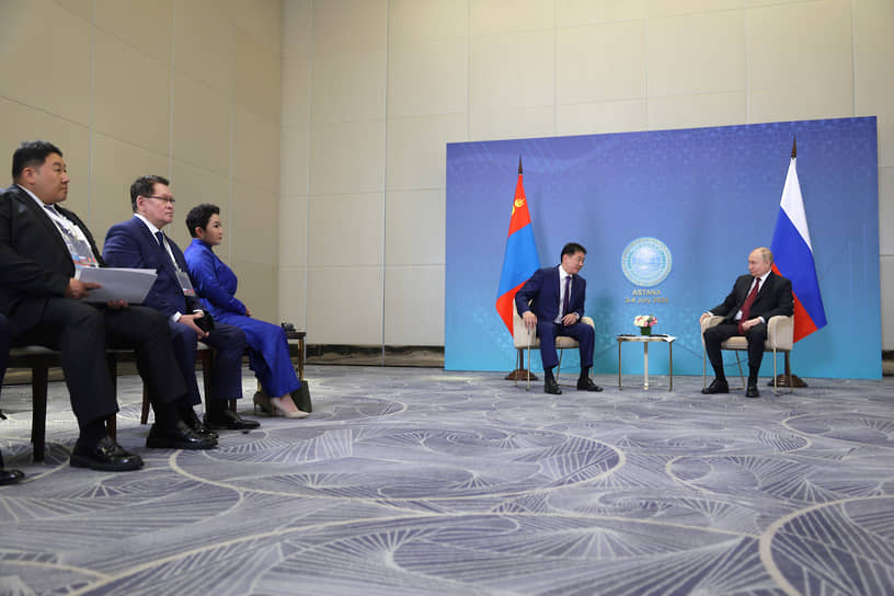 Среди тем беседы с президентом Монголии Ухнаагийн Хурэлсухом (в центре) — расширение сотрудничества в сфере энергетики