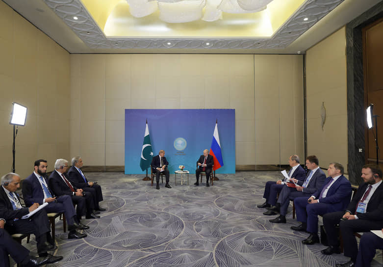На встрече Владимир Путин и премьер-министр Пакистана Шахбаз Шариф (в центре слева) обсудили сотрудничество в области энергетики и агропромышленного бизнеса. В том числе речь шла об увеличении поставок на пакистанский рынок российских энергоносителей и зерна
