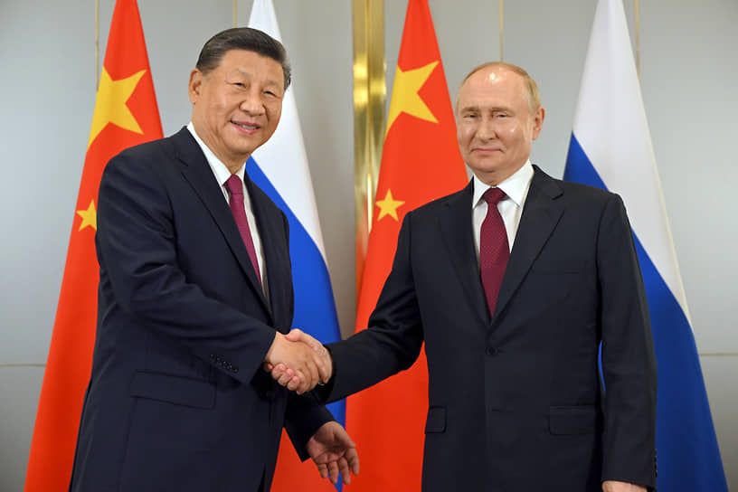 Переговоры с лидером КНР Си Цзиньпином (слева) длились около двух часов. В начале встречи Владимир Путин отметил, что отношения России и Китая переживают наилучший период в своей истории. Также обсуждался конфликт на Украине