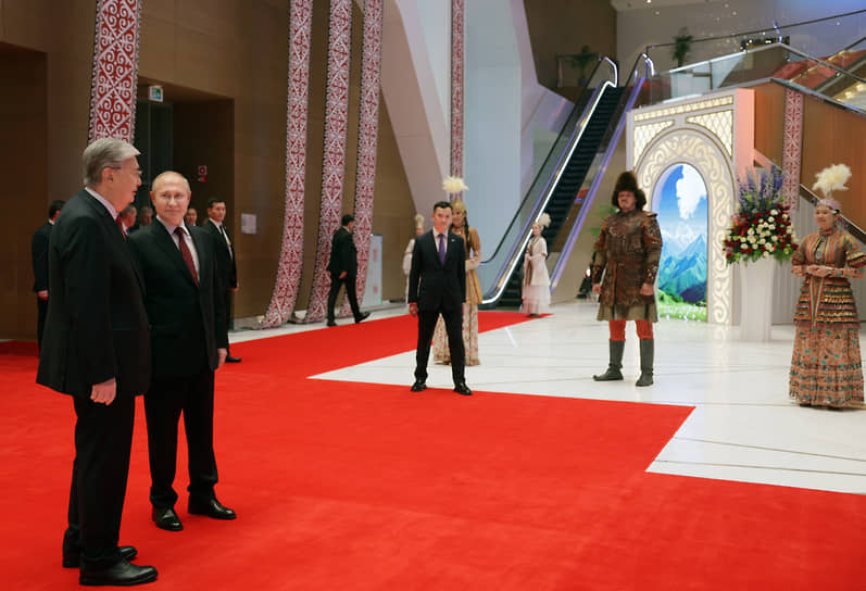 Президент Казахстана Касым-Жомарт Токаев (слева) в ходе переговоров подчеркнул вклад Владимира Путина (второй слева) в усиление потенциала ШОС. Также они обсудили развитие двустороннего сотрудничества и реализацию совместных проектов