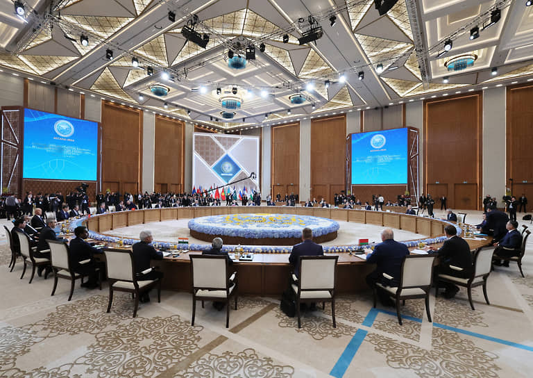 4 июля по итогам заседания Совета глав государств—членов ШОС была принята Астанинская декларация объединения. Всего в ходе саммита страны—члены ШОС подписали 25 документов