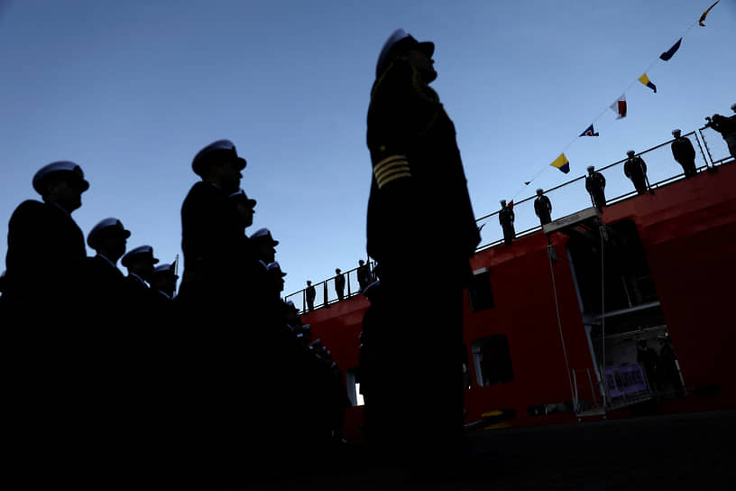 Талькауано, Чили. Военнослужащие на церемонии спуска на воду ледокола «Альмиранте Виль»