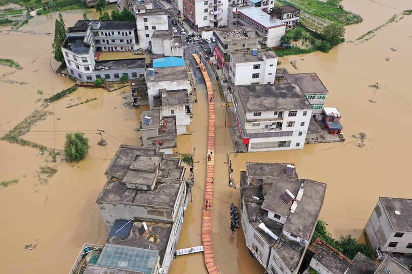 Цзюцзян, Китай. Временный мост, установленный после наводнения на реке Янцзы 
