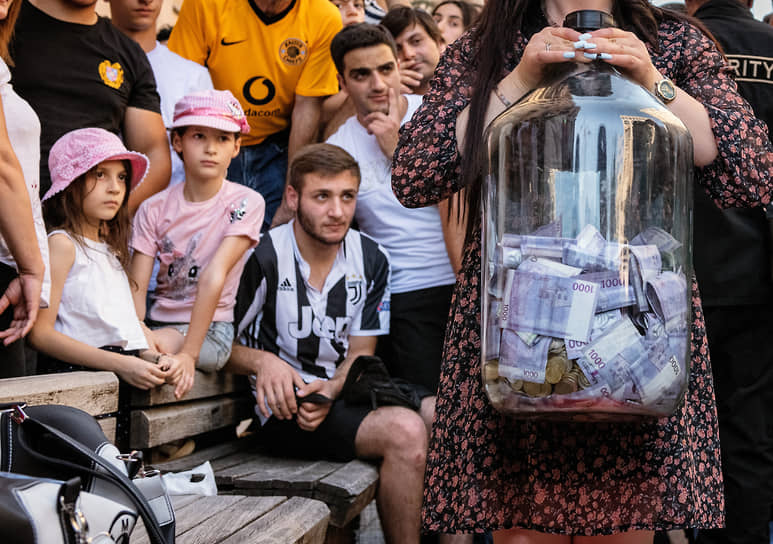 Ереван. Местные жители принимают участие в розыгрыше денег, который устроил блогер Эрик Шахбазян
