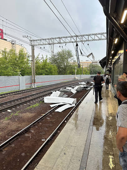 Около станции «Электрозаводская» в Москве сильный ветер раскидал металлические листы по железнодорожным путям