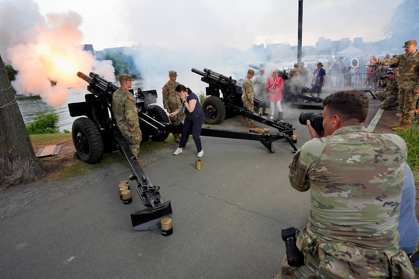 Бостон, Массачусетс. Солдаты армии США стреляют из пушек перед спектаклем фейерверков Бостонского оркестра популярной музыки 
