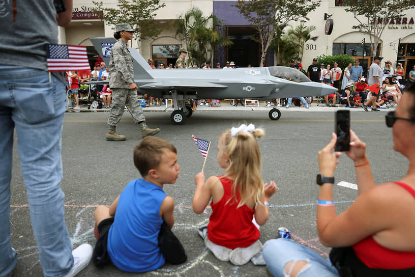 Хантингтон-Бич, Калифорния. Модель военного самолета США на параде в честь Дня независимости 