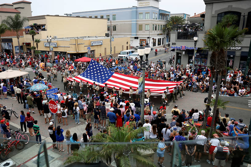 Хантингтон-Бич, Калифорния. Участники парада несут флаг США