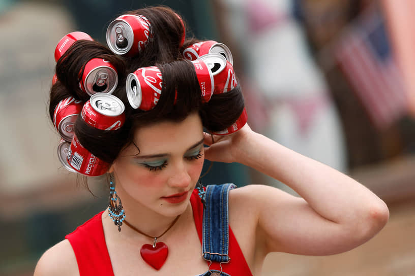 Хантингтон-Бич, Калифорния. Девушка с банками Coca-Cola в волосах 