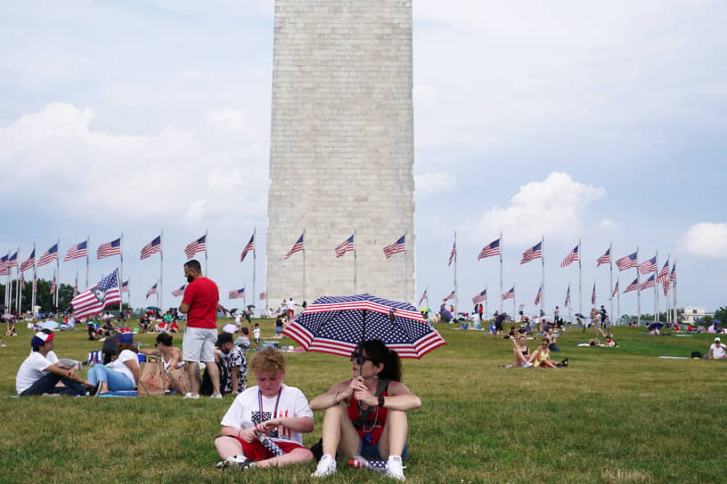 Вашингтон. Люди собираются на празднование Дня независимости у монумента Вашингтону