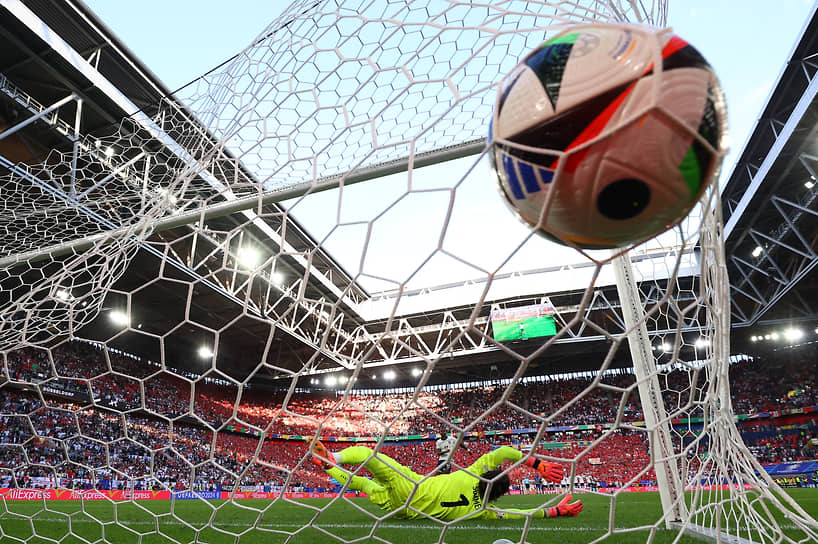 Английский игрок Иван Тони забивает в ворота Швейцарии во время серии пенальти