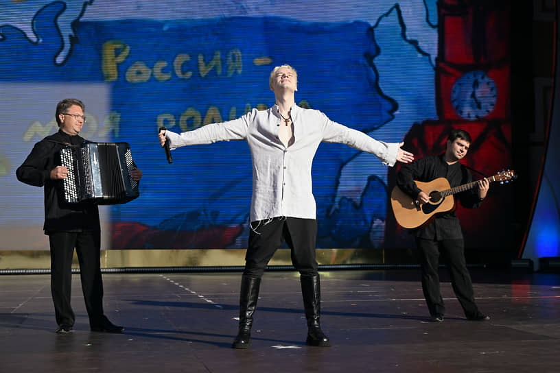 Певец Shaman (Ярослав Дронов) выступает на концерте по случаю закрытия выставки-форума «Россия» 