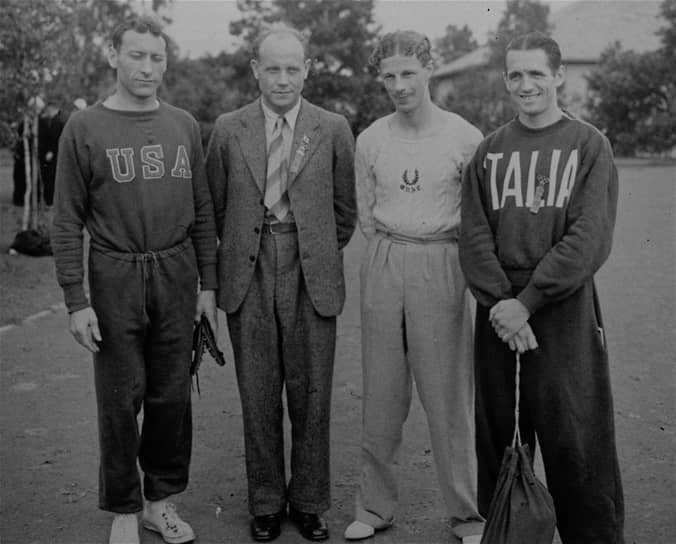 Слева направо: серебряный призер Игр в Берлине 1936 года в беге на 1500 м Гленн Каннингэм (США), закончивший спортивную карьеру Пааво Нурми, олимпийский чемпион Джек Лавлок (Новая Зеландия) и финишировавший третьим Луиджи Беккали (Италия)