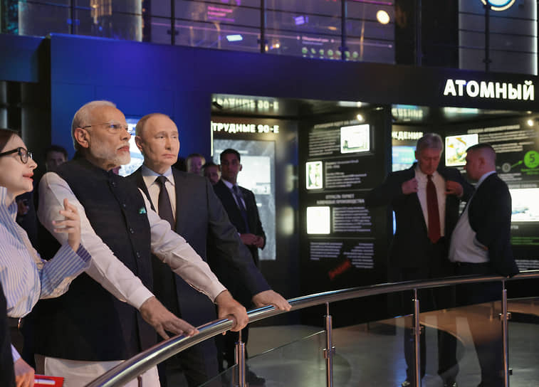 Индийский премьер и российский президент (справа) осмотрели павильон «Атом», посвященный достижениями российской атомной отрасли