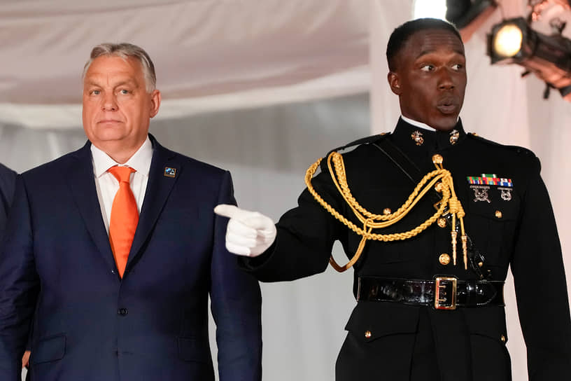 Премьер-министр Венгрии Виктор Орбан (слева)