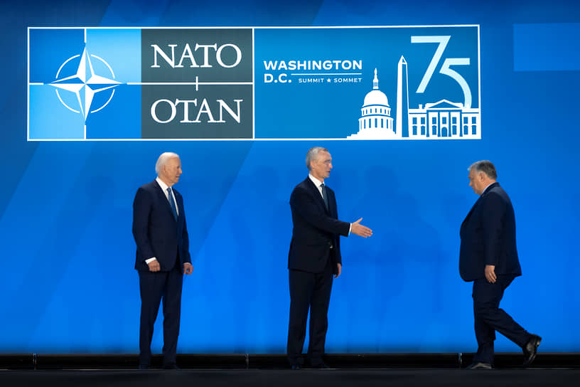 Президент США Джо Байден (слева), генсек НАТО Йенс Столтенберг (в центре) и премьер-министр Венгрии Виктор Орбан на приветственной церемонии саммита НАТО