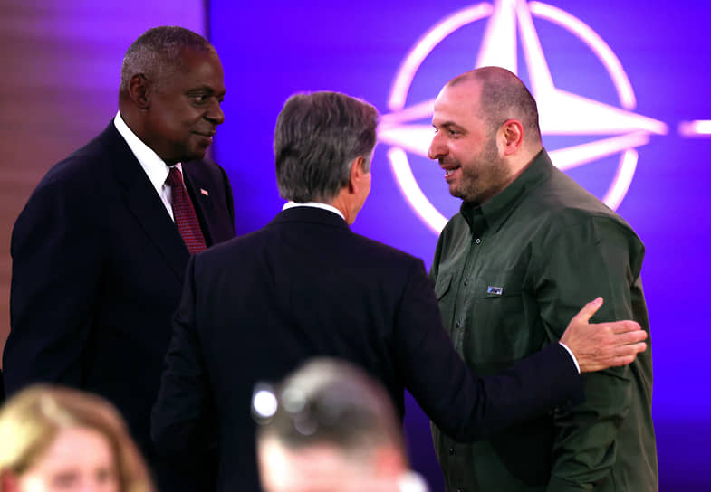 На фото слева направо: министр обороны США Ллойд Остин, госсекретарь США Энтони Блинкен и министр обороны Украины Рустем Умеров
