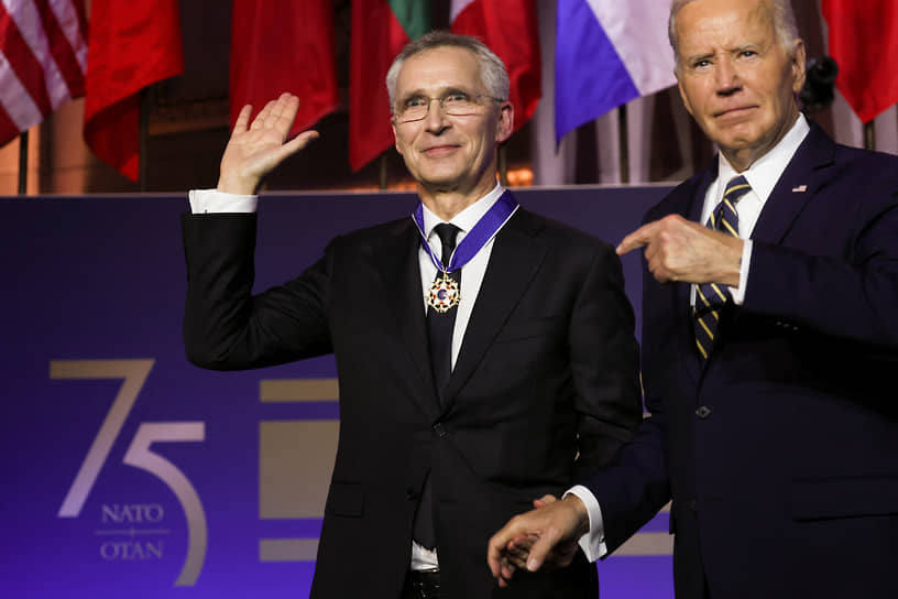 Президент США Джо Байден (справа) награждает генсека НАТО Йенса Столтенберга Президентской медалью Свободы