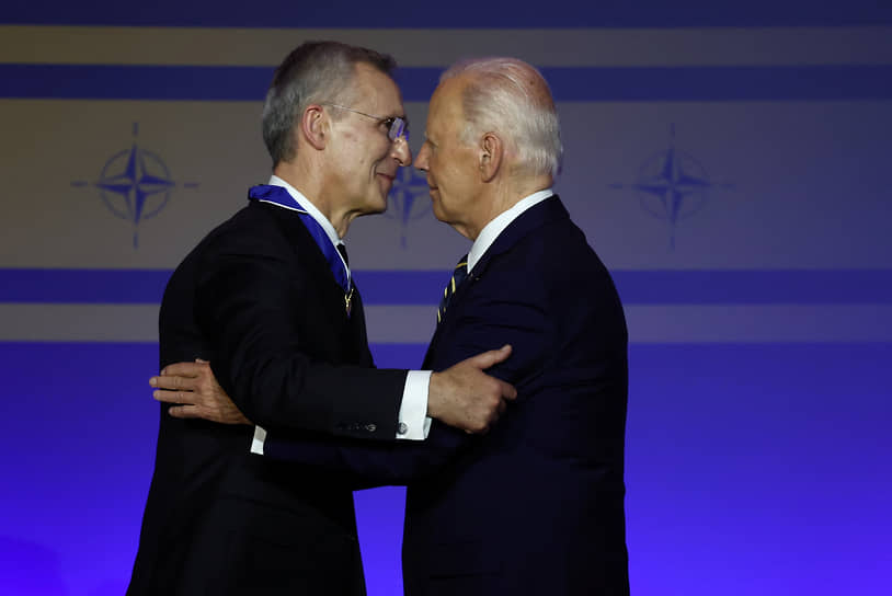 Генсек НАТО Йенс Столтенберг (слева) и президент США Джо Байден после церемонии награждения
