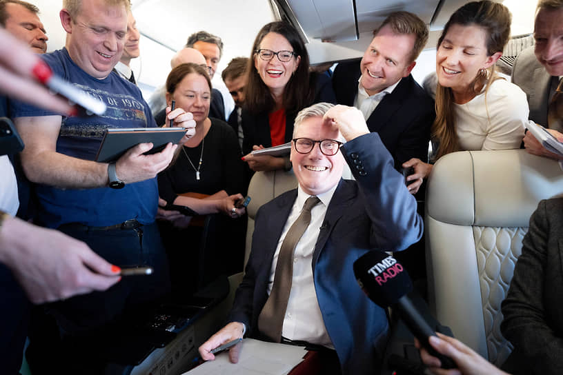 Новый премьер-министр Великобритании Кир Стармер дает пресс-конференцию журналистам на борту самолета по пути в Вашингтон