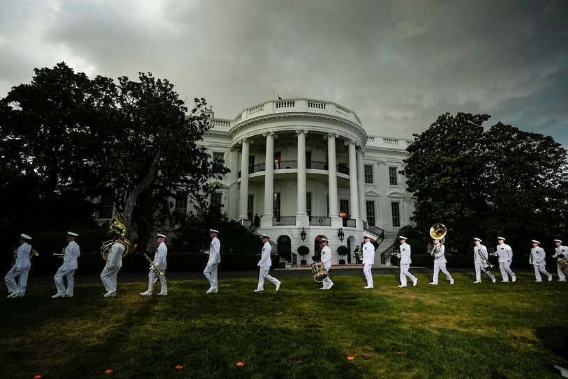 Музыканты покидают Белый дом после выступления
