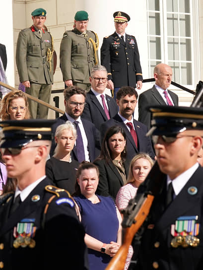 Премьер-министр Великобритании Кир Стармер (в центре) на саммите НАТО в США