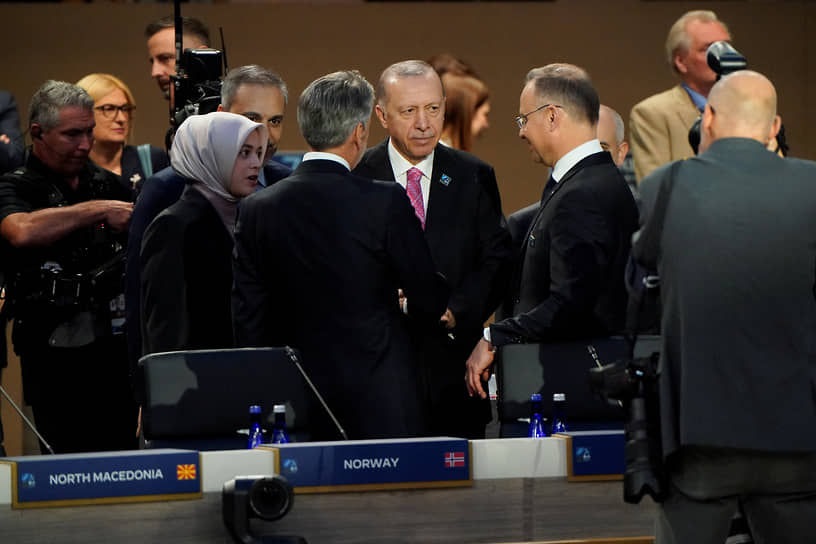 Президент Турции Реджеп Тайип Эрдоган (в центре) и президент Польши Анджей Дуда (в центре справа) на встрече НАТО на уровне глав государств и правительств