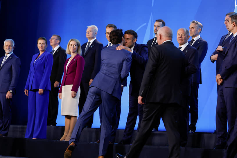 Премьер-министр Канады Джастин Трюдо (в центре слева) и президент Франции Эмманюэль Макрон целуются на саммите НАТО