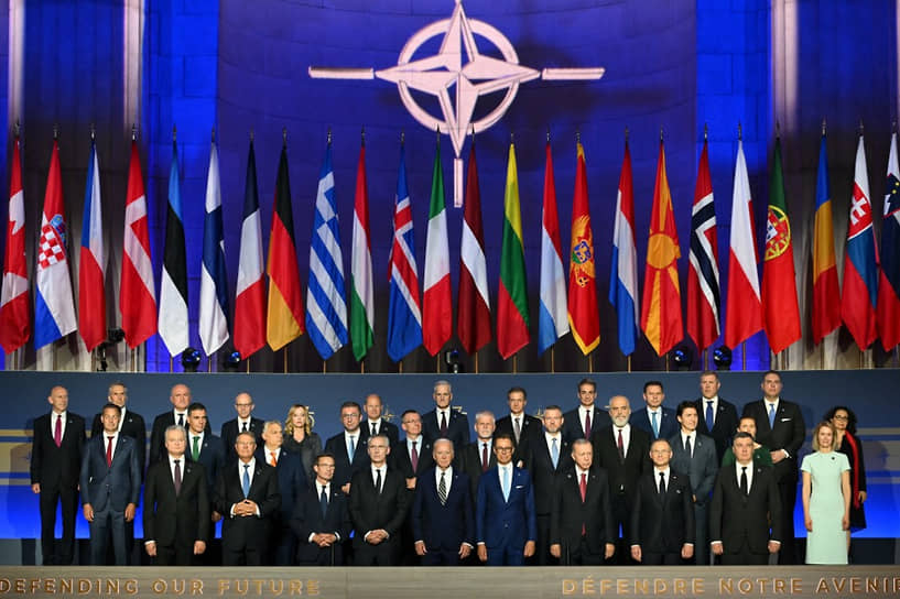 Совместное фото лидеров стран—участниц НАТО
